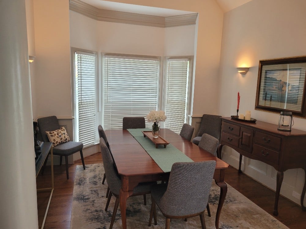 Dining Room We services Raleigh, Durham, Chapel Hill, Wake Forest, Brier Creek, Hillsbourough, Pittsboro, Rolesville with Sherwin Williams, Ben Moore paints for Interior, Exterior, Cabinets, Decks, & Commerical